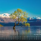 "The Lonely - Lake Wanaka"; Kalenderblatt mit Baum im Wasser vor schneebedeckten Bergen unter klarem Himmel.