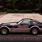 "Official Pace Car 62nd Annual Indianapolis 500 Mile Race May 28, 1978." Schwarzer Sportwagen auf gepflastertem Platz.