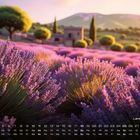 Kalender zeigt Monatstage. Vorne Lavendelfelder, hinten Hügel und Bäume. Text: "Lavendel Feld".
