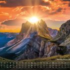 "Seceda Stock, Val Gardena" und "So Mo Di Mi Do Fr Sa" sind zu sehen. Sonnenuntergang über schroffen Berggipfeln.