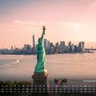 Text: "Freiheitsstatue Liberty." Kalender mit Zahlen und Wochentagen. Die Freiheitsstatue im Vordergrund vor New Yorks Skyline.