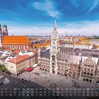Kalenderansicht eines Platzes mit historischen Gebäuden, darunter ein großes Rathaus und eine Kirche mit Zwiebeltürmen.