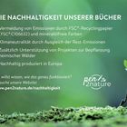 Text über Nachhaltigkeit von Büchern auf grünem Hintergrund mit kleinem Pflanzenspross. Enthält Logo „pen2nature“.
