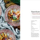 Text: Västerbotten-Quiche, Zutaten und Zubereitung. Linke Seite: Zwei Teller mit Quiche und Garnelen auf Stoff und Holz.