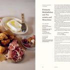 „Frittierte Hefebällchen mit Prosciutto und Stracchino“ Rezept, Zutaten und Zubereitung. Links: Getränke, Käse, Prosciutto.