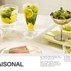 SAISONAL. Matcha in allen Jahreszeiten. Im Winter in Schokolade, im Sommer als Eis am Stiel oder Zitrus-Granita.  
Mehrere erfrischende Getränke und grüne Desserts sind auf einem Tisch arrangiert, darunter bunte Eis am Stiel und ein Glas Sorbet.