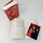 Ein rotes Buch mit dem Titel "Blutige Beginner". Daneben eine Illustration von einem Paar und einem Mann im Anzug auf dem Tisch.