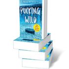 Buchcover mit Text: "Emily Rath, Pucking Wild, DER SPICY TIKTOK-ERFOLG". Stapel von vier blauen Büchern.