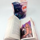 Buchcover: "A Girl Named Josie" von Kristina Moninger. Geöffnetes Buch mit farbiger Illustration einer Frau in schicker Kleidung.