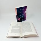 Ein aufgestelltes Buch zeigt das Cover mit „One Second to Love“. Ein offenes Buch liegt daneben aufgeschlagen.