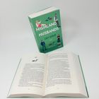 "Highland Husbands" von Lily Gold, Roman. Buch steht aufrecht, daneben ein aufgeschlagenes Buch. Cover zeigt gezeichnete Figuren.