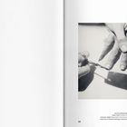 Text: "Gottfried Bechtold, Ohne Titel, 1973. Schwarz-Weiß-Foto, 26,8 x 28,8 cm." 
Eine Hand hält eine Schere über ein Blatt.