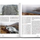 Texte: Bruce’s Stone, Loch Neldricken, Der Abfluss vom Loch Valley, Seite 50 Tour 04, Seite 51 Tour 04.

Zwei Buchseiten mit Fotos von Landschaften und einem Stein mit eingravierten Texten.