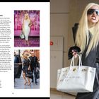 Popgeschrei, Emanzipation und Metamorphose. Links Text und Bilder von Prominenten. Rechts eine Frau mit Sonnenbrille und Tasche.