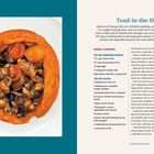 Toad-in-the-Hole Rezept mit Zutaten für Yorkshire Pudding und Füllung. Ein gebackenes Gericht mit Fleisch und Gemüse.