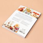 Auf der Rückseite eines Buches steht: "Simple, elegant wrapping techniques to add an artistic touch to every gift." Oben Fotos von Geschenken.