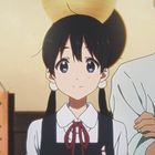 Ein hölzernes Schild mit japanischen Schriftzeichen. Eine Anime-Figur mit dunklem Haar und Zöpfen, trägt eine weiße Bluse.