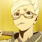 Eine brünette, animierte Figur mit Brille hält einen langen Gegenstand. Der Hintergrund ist gelb und leuchtend.