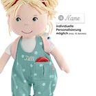 Der Text „individuelle Personalisierung möglich (max. 10 Zeichen)“. Abbildung einer Puppe mit hellblondem Haar.