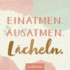 WOCHENPLANER 2027. EINATMEN. AUSATMEN. Lächeln. Sanfte Farben, Silhouette einer meditierenden Person.