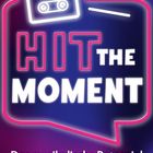 „HIT THE MOMENT“ in großen, leuchtenden Buchstaben, darüber eine Kassette. Darunter: „Das musikalische Ratespiel“.