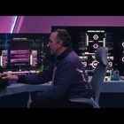 NexusTrack Operations Schedule, Destination mit Ankunfts- und Abfahrtszeiten. Mann an Computerkonsole, futuristische Bildschirme.