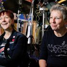 Links: "I ♥ PUNK", rechts: "Aber nur die Milchbubis". Zwei lachende Personen vor einem bunten, musikalischen Hintergrund.