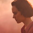 Es sind keine Texte im Bild. Eine Frau im Profil vor einem Hintergrund aus rosa Nebel. Sie wirkt nachdenklich.