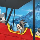 Illustration: Tiere in einer roten Bahn vor einem Berg, der Nachthimmel ist klar mit Sternen.