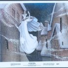 "The Snow Queen". Eine Illustration zeigt eine schwebende, majestätische Frau in Weiß vor verschneiten Gebäuden.