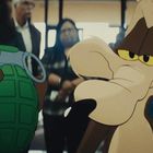 Ein Cartoon-Wolf mit gelangweiltem Blick hält eine Handgranate; im Hintergrund stehen ernst schauende Menschen.