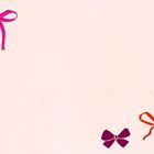 Oben links und unten rechts sind Schleifen in Pink, Lila, Orange und Gold auf einem beigen Hintergrund.