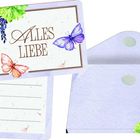 "ALLES LIEBE" in elegantem Schriftzug. Dekorative Schmetterlinge und bunte Blumen verzieren die Karte und den Umschlag.