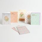 Mehrere Geburtstagskarten mit Blumen-Design und "HAPPY BIRTHDAY"-Text in Pastellfarben.