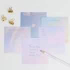 "Never stop dreaming", "Head in the clouds", "The sky's the limit" auf Zetteln mit Wolkenbildern. Goldene Klammern.