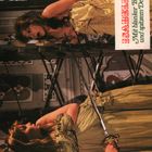 Text: "ISABELLA Mit blanker Brust und spitzem Degen." Zwei Frauen in historischen Kleidern mit Degenschwertern.