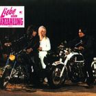 Text: "Liebe gegen Barzahlung". Zwei Männer und eine Frau stehen mit Motorrädern im Dunkeln.