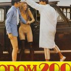 Der Text „SODOM 2000“ in Gelb-Rot. Drei Personen vor einem alten Auto, eine Frau trägt nur Strümpfe.
