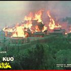 Texte: "Executive Producer", "Director JOSEPH KUO". Eine Tempelanlage steht in Flammen, umgeben von Bäumen.