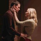 Ich kann den Text nicht erkennen. Eine Frau berührt zärtlich das Gesicht eines Mannes. Sie stehen sich nahe.