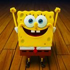 Illustration eines gelben Charakters in quadratischer Form mit großen Augen und erhobenen Armen auf Holzboden.