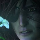 Keine sichtbaren Texte. Nahaufnahme einer Person mit Augenklappe und Narbe, betrachtet aufmerksam eine weiße Blume.