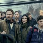 Ich kann die Personen in diesem Bild nicht identifizieren. Eine Gruppe schaut ernsthaft nach vorne, in einer nebligen Umgebung.