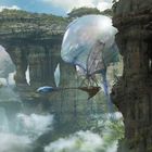 In einer Fantasiewelt schweben Ballonfahrzeuge zwischen hohen, bewachsenen Felsen inmitten von Nebel und blauem Himmel.