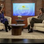 "PINE GROVE with Robbie Reins" steht auf einem Bildschirm hinter zwei Personen, die in Sesseln sitzen.