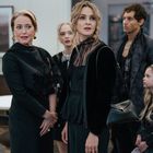 Fünf Personen stehen in einem eleganten Raum. Zwei Frauen im Vordergrund, ein Mann und zwei Mädchen im Hintergrund.