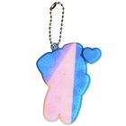 Schlüsselanhänger in Bärchenform, links rosa, rechts blau, mit Herz und Metallkette.