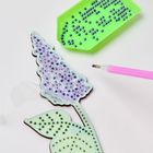 Zahlen auf Blättern und Blüten, grüne Schale mit lila Perlen, rosafarbener Stift, Schmetterlingsstrauchform.