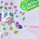 Auf einer weißen Fläche sind bunte Blumen und Blätter mit Buchstaben für eine Diamantmalerei-Vorlage.