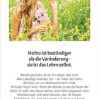 "Nichts ist beständiger als die Veränderung - sie ist das Leben selbst." Frau bläst Seifenblasen auf Blumenwiese.